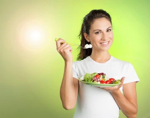 Young woman eating an healty salad