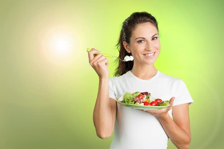 Young woman eating an healty salad